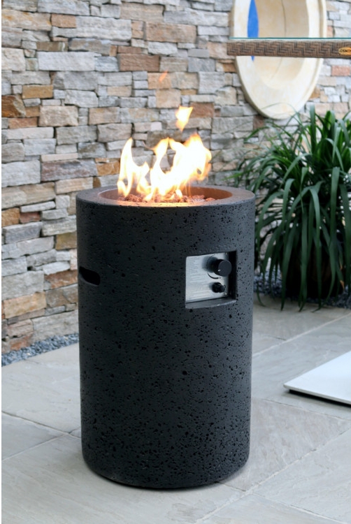 chimenea de gas en el jardín