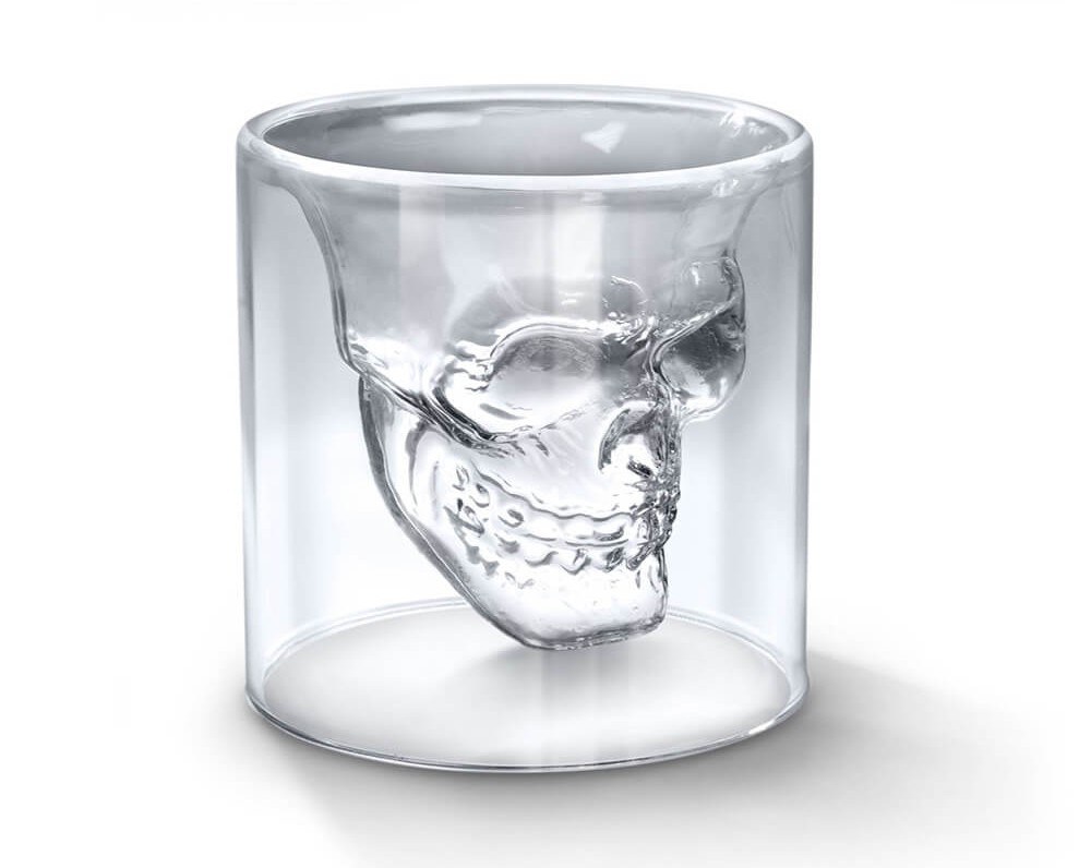 vasos de whisky con cabeza de calavera de cristal